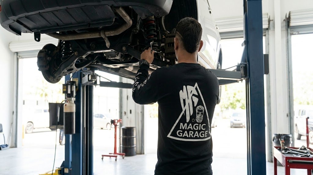 Mecánico de Magic Garage trabajando en un motor